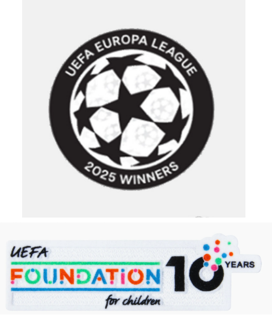 Vincitori della UEFA EUROPA LEAGUE 2025 e medaglie commemorative del decimo anniversario della UEFA Foundation.