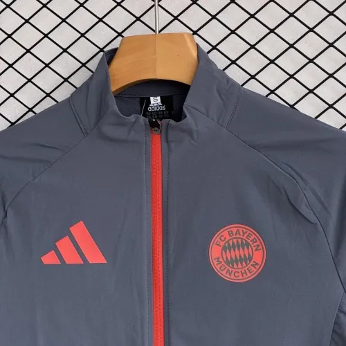 25/26 FC Bayern Monaco Giacca a vento con pantaloni