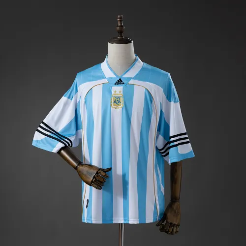Torna la maglia dell'Argentina rimescolata