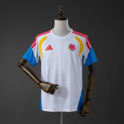 Voorkant van Colombia 2026 Wereldkampioenschap Voetbal Training Jersey - Wit, met het teamwapen en WK 2026 trainingskleding.
