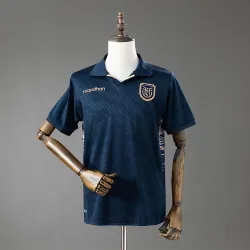 Vista frontal da camisola de visitante do Equador para o Mundial de 2026, com um design vibrante, perfeita para os adeptos.
