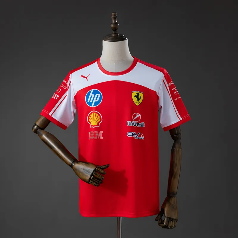Fato de corrida da Scuderia Ferrari de F1 2026, vermelho