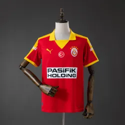 Galatasaray 2025/26 Retro-Trikot Rote Ausgabe - Produktfoto US20.98 - Galatasaray 2025/26 Retro Trikot Rote Ausgabe