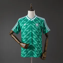 Germany 1990 Away Retro Jersey - product photo Camiseta retro de visitante de Alemania 1990, vista frontal con el diseño icónico y el escudo de la Copa Mundial.