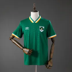 Ireland 2026 Commemorative Jersey Green - product photo Front view of Ireland soccer jersey green, a commemorative football jersey with crest.