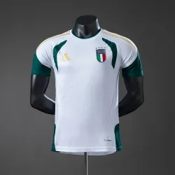 Maglia da calcio da allenamento per i Mondiali 2026 in Italia, versione giocatore, bianca - foto del prodotto Maglia da calcio maschile da allenamento "White Italy" per i Mondiali 2026, versione giocatore, vista frontale con stemma.