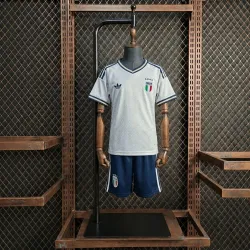 Italy 2026 World Cup Away Kid kit - product photo Equipación exterior de Italia para el Mundial 2026, vista frontal con el escudo.