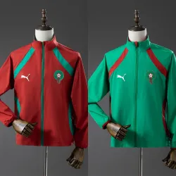 Marokko 2026 Wereldkampioenschap omkeerbaar jack windjack rood - product foto Marokko 2026 Wereldkampioenschap omkeerbaar herenjack - Rood vooraanzicht met wapendetail.