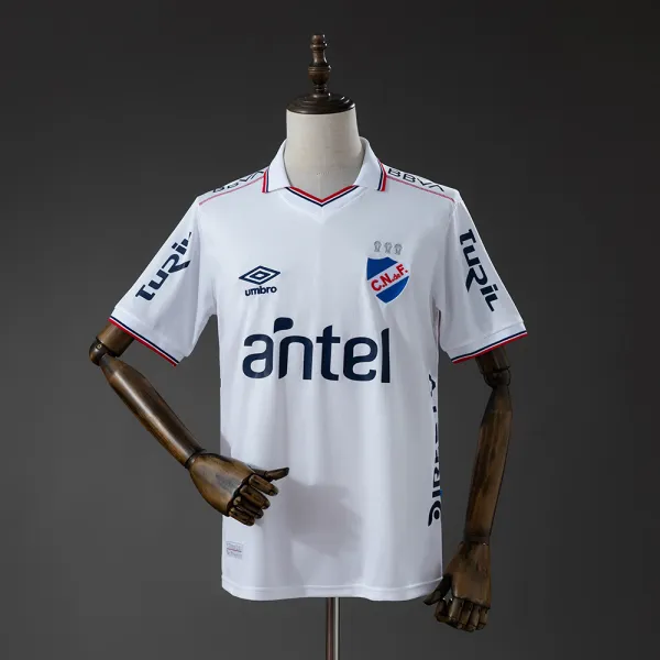 Camiseta del Club Nacional de la temporada 26/27 - Calidad de primera categoría. Vista detallada