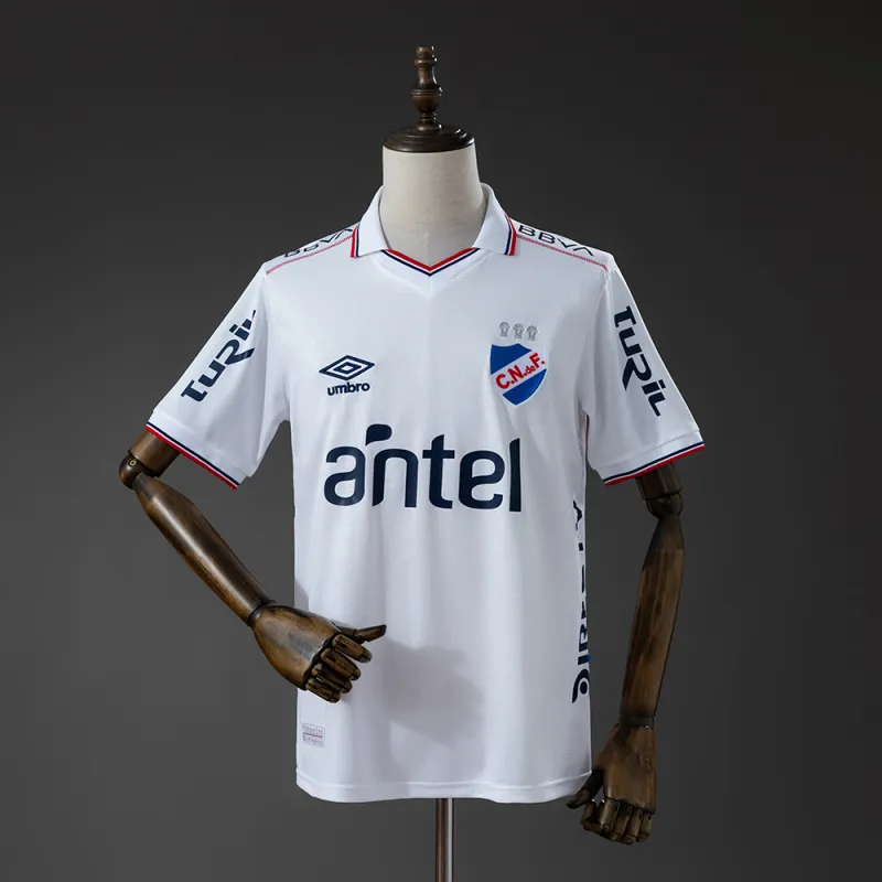 Camiseta local del Club Nacional de Fútbol temporada 26/27