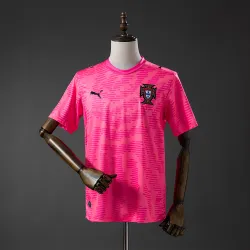 Vue avant du maillot de football masculin de la Coupe du monde 2026, montrant le design et l'écusson de l'équipe nationale.
