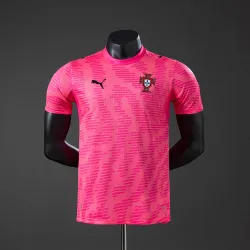 Vista frontal da camisola de pré-jogo de Portugal para o Campeonato do Mundo de 2026, com o escudo da seleção nacional.