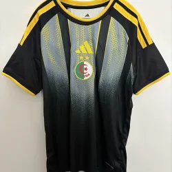 Maillot de football spécial « Noir et Or » de l'Algérie pour la Coupe du monde 2026 - photo du produit Maillot de football pour homme « Black and Gold Special » de l'Algérie pour la Coupe du monde 2026, vue de face, avec un écusson raffiné.