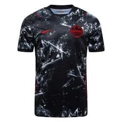 Canada 2026 World Cup Away Jersey - photo du produit Le devant du maillot de la Coupe du monde 2026 est orné d'un écusson et de détails de conception.