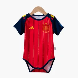 Vorderansicht des 2026 Spain Baby Trikots Home, mit rotem Design und Wappen.