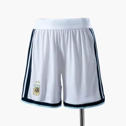 Vista frontal dos calções brancos da Argentina para o Campeonato do Mundo de 2026, versão jogador titular, com o escudo nacional.