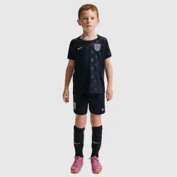 Kinder-Fußballtrikot USA Auswärtstrikot, Vorderansicht mit dem Wappen der Weltmeisterschaft 2026.