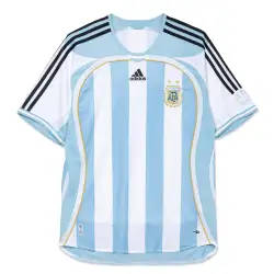 Argentinien 2006 World Cup Retro Home Trikot Vorderansicht mit klassischen Streifen und Wappen.