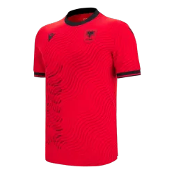 Maglia da casa dell'Albania 2026 - foto del prodotto Vista frontale della maglia da casa dell'Albania 2026 con lo stemma della squadra e il disegno.