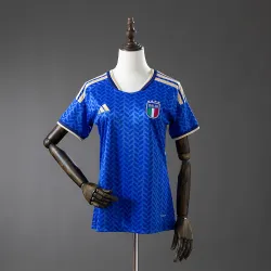 Vista frontal da camisola feminina da seleção italiana para o Mundial de 2026, mostrando o emblema e o design.