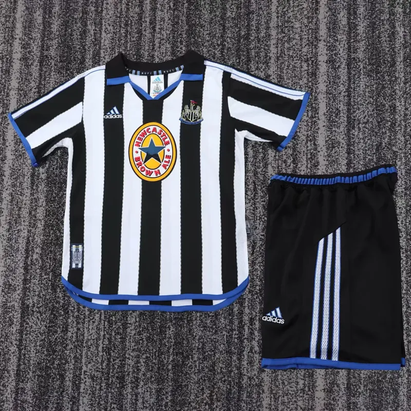 Kit infantil de futebol caseiro do Newcastle United 1999/00