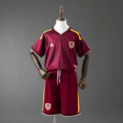 Venezuela 2026 Home Kids Kit - product photo Venezuela 2026: vista frontale della divisa da bambino, con lo stemma. Capo d'abbigliamento indispensabile per i piccoli tifosi della Nazionale venezuelana.