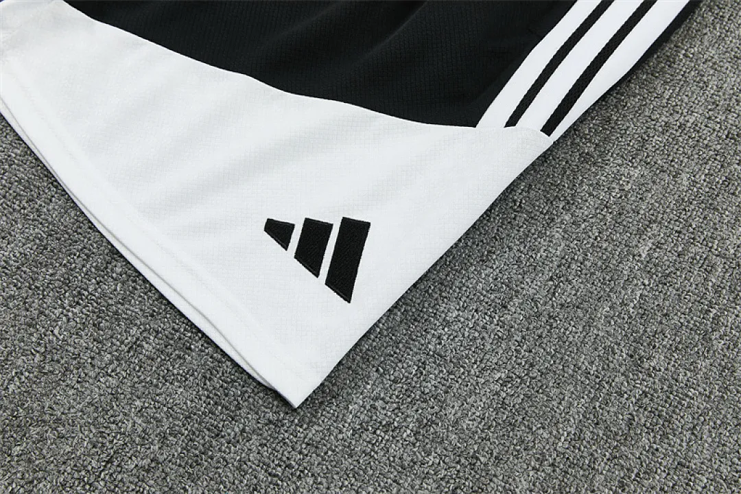 26/27 Juventus Weißer Trainingsanzug