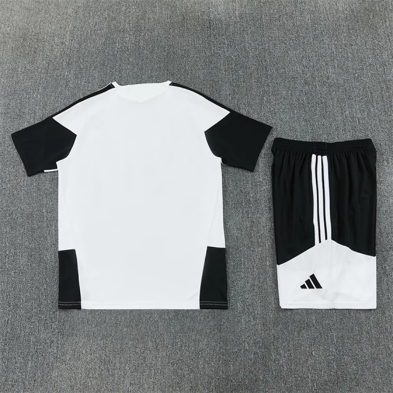 26/27 Juventus Weißer Trainingsanzug