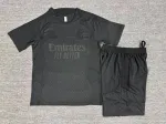 Divisa da allenamento "All Black" del Real Madrid per bambini, stagione 2026/27 Divisa da allenamento per bambini Real Madrid All Black stagione 2026/27