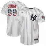Camisola de réplica de Aaron Judge dos New York Yankees, Nike, Juvenil, EUA, 250, para o 4 de julho, para jogos em casa - Branca Aaron Judge New York Yankees Nike Youth USA 250 Fourth of July Home Replica Jersey – White