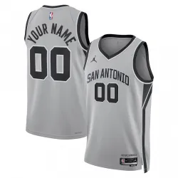 San Antonio Spurs Jordan Brand Unisex Swingman Custom Jersey - Statement Edition - Silver - product photo Camisola personalizada unissexo Swingman dos San Antonio Spurs da Jordan Brand - Edição Statement - Prateada