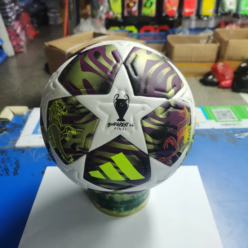 Ballon de football pour les matchs de la Ligue des champions de l'UEFA des 26 et 27, blanc/violet/vert