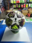 Ballon de football pour les matchs de la Ligue des champions de l'UEFA des 26 et 27, blanc/violet/vert Ballon de football pour les matchs de la Ligue des champions de l'UEFA des 26 et 27, blanc/violet/vert