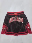 Calções de basquetebol Chicago Bulls 2026 City Edition, de bolso, pretos com riscas vermelhas Calções de basquetebol Chicago Bulls 2026 City Edition, pretos com riscas vermelhas, modelo de bolso