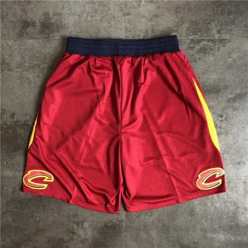 Rote Basketballshorts der Cleveland Cavaliers