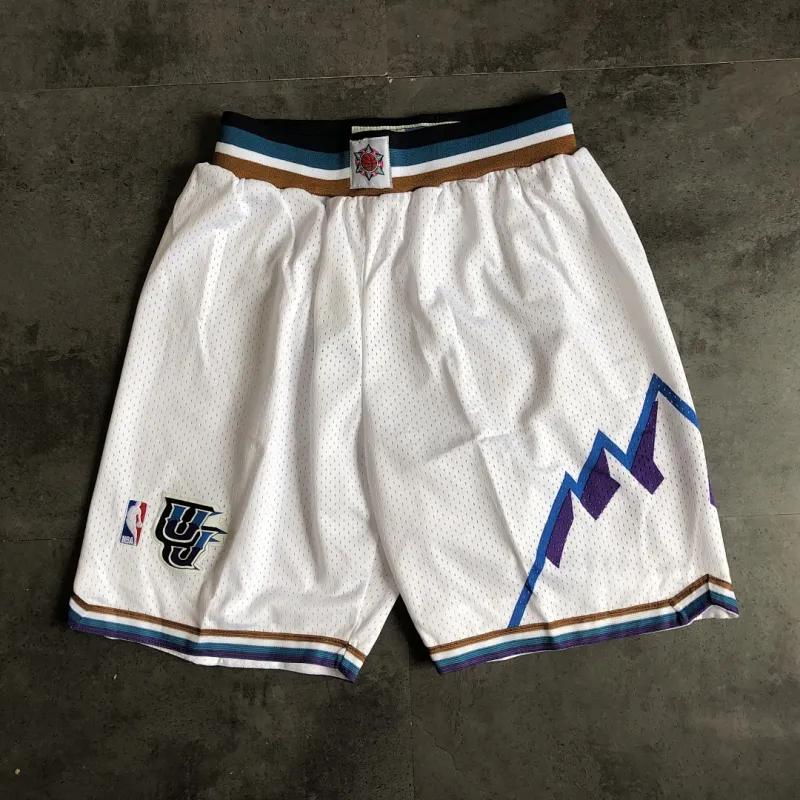 Weiße Basketball-Shorts im Retro-Stil der Utah Jazz