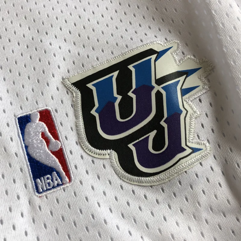 Weiße Basketball-Shorts im Retro-Stil der Utah Jazz