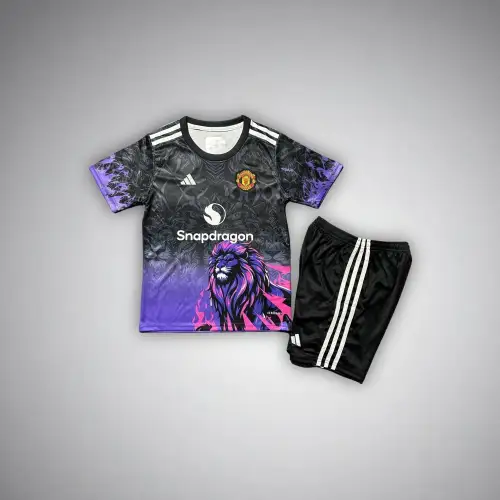 Equipamento infantil premium do Manchester United "Force of Nature" 26/27