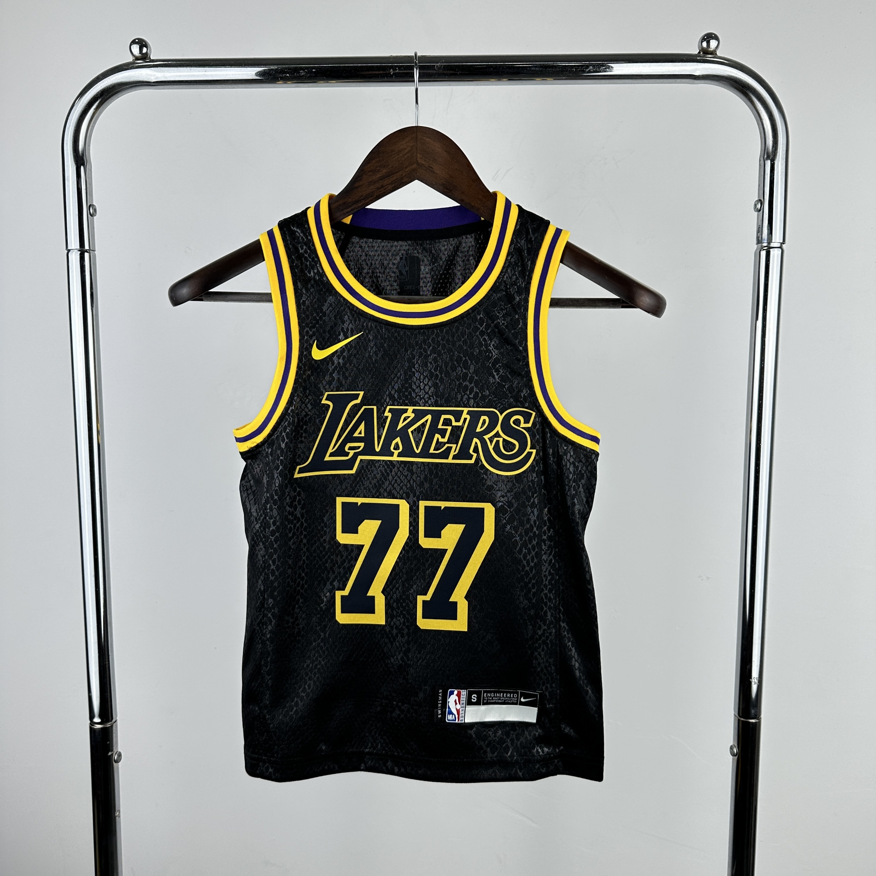 Camisa juvenil de Luka Doncic, Los Angeles Lakers, temporada 2023/24, modelo #77, com estampa de pele de cobra.