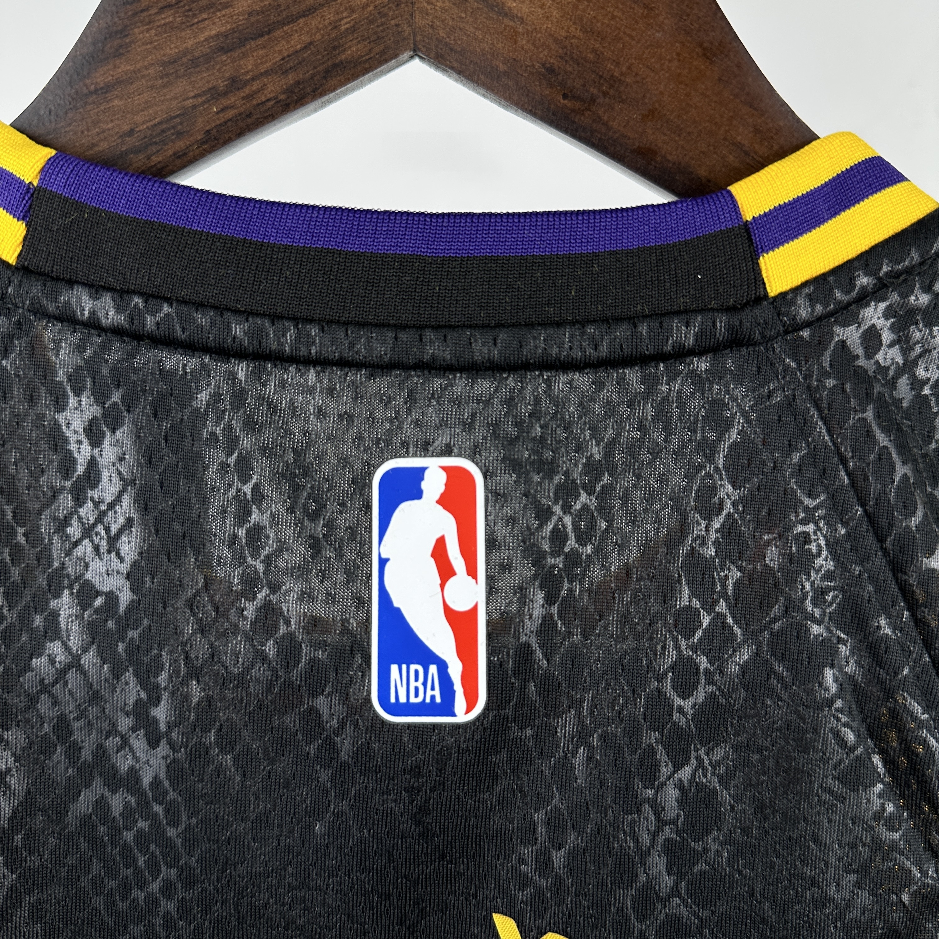 Camisa juvenil de Luka Doncic, Los Angeles Lakers, temporada 2023/24, modelo #77, com estampa de pele de cobra.