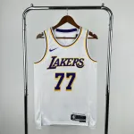 Camisa masculina branca de Luka Doncic, Los Angeles Lakers, temporada 2023/24 (código #77). 2023/24 Los Angeles Lakers Luka Doncic #77 Camisola branca para homem