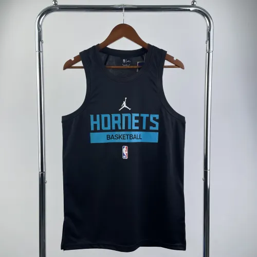 Maillot de basket-ball pour homme « Training Tank » des Charlotte Hornets, édition « Black Player », saison 2023-24