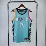 Camisa #20 «City Edition» de Manu Ginobili dos San Antonio Spurs, época 2023/24 | Camisa Swingman da NBA 2023/24 San Antonio Spurs City Edition Manu Ginobili #20 Jersey | NBA Swingman Jersey