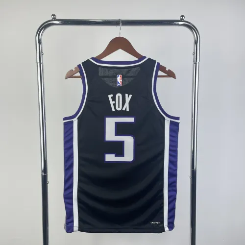 Maglia da trasferta nera dei Sacramento Kings 2024-25 di De'Aaron Fox (modello #5) da uomo.
