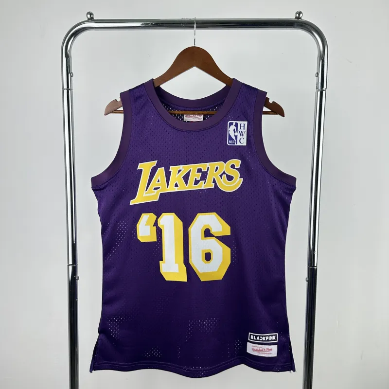Camiseta de hombre de la colaboración entre Los Angeles Lakers y Blackpink