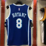 Maglia da uomo blu dei Los Angeles Lakers Retro Latin Singer Collaboration Kobe Bryant #8.