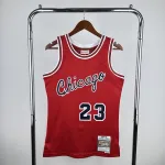 Maillot homme Mitchell & Ness rétro Michael Jordan #23 des Chicago Bulls 1984/85 1984/85 Chicago Bulls Mitchell & Ness Retro Michael Jordan #23 Men’s Jersey