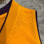 Los Angeles Lakers Mitchell & Ness Retro V-Neck Kobe Bryant #8 Yellow Camiseta de hombre