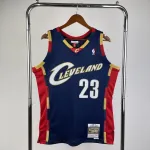 2009/10 Cleveland Cavaliers Mitchell & Ness Classic azul-marinho LeBron James #23 Camisola para homem 2009/10 Cleveland Cavaliers Mitchell & Ness Classic Navy Blue LeBron James #23 Men’s Jersey