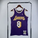 1996/97 Los Angeles Lakers Mitchell & Ness Retro Kobe Bryant #8 Lila Herren Trikot 1996/97 Los Angeles Lakers Mitchell & Ness Retro Kobe Bryant #8 Purple Men’s Jersey